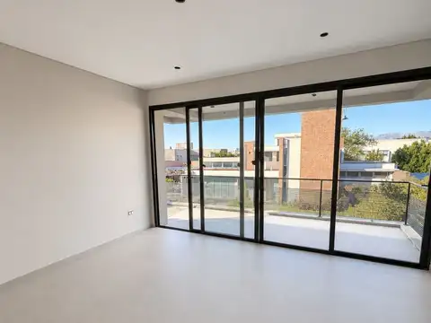 ALQUILER CASA | 6 AMBIENTES | COCHERA 3 AUTOS | OPCIONAL AMOBLADA