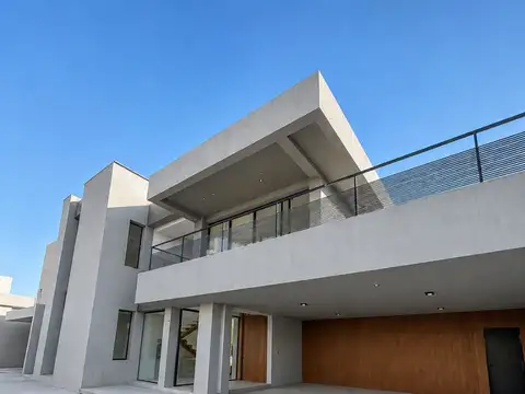 ALQUILER CASA | 6 AMBIENTES | COCHERA 3 AUTOS | OPCIONAL AMOBLADA
