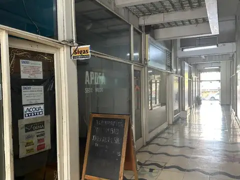local con entre piso en galeria