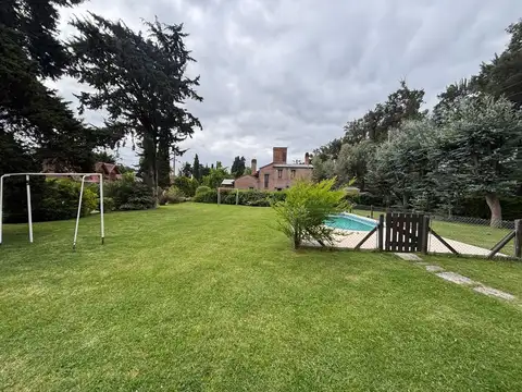 Casa en Alquiler con 6 cocheras