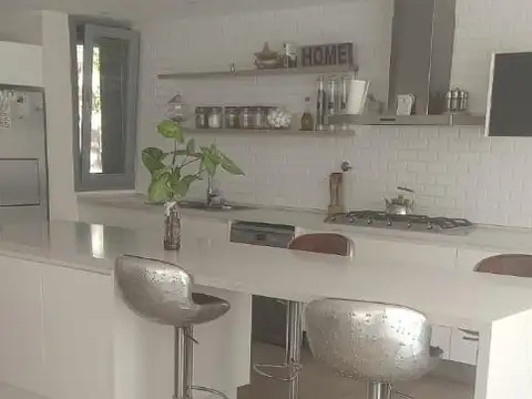 Casa 5 ambientes con 4 baños