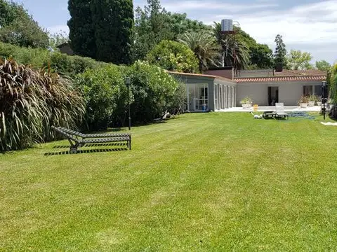 Casa en Venta con 2 cocheras
