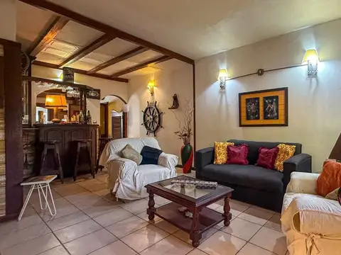 Casa en Venta con 2 cocheras