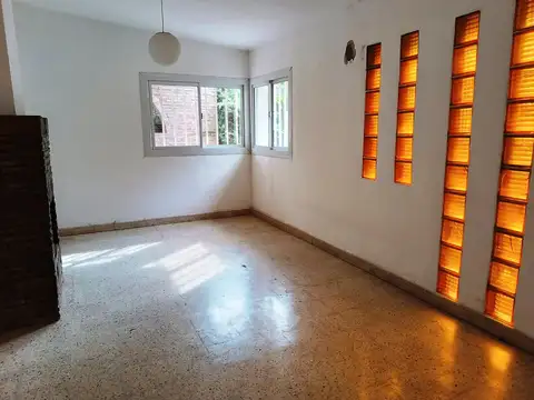 Casa en  Uranga Alquiler y Venta - 2 dormitorios. Patios. Pileta.