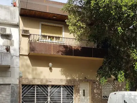 CASA  Y DEPARTAMENTO SOBRE LOTE PROPIO !!!!!!!(IDEAL DOS FAMILIAS) RETASADO!!