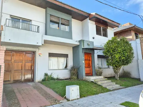 CASA AMPLIA FRENTE A LA LAGUNA
