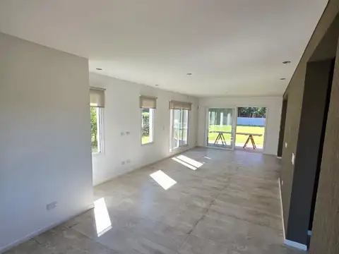 Casa en Alquiler con 9 cocheras