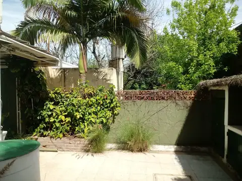 Casa 10 ambientes con 2 baños