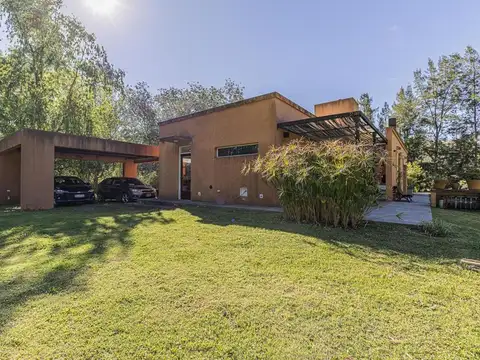 Casa en Alquiler con 2 cocheras