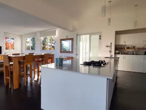 Casa 6 ambientes con 4 baños