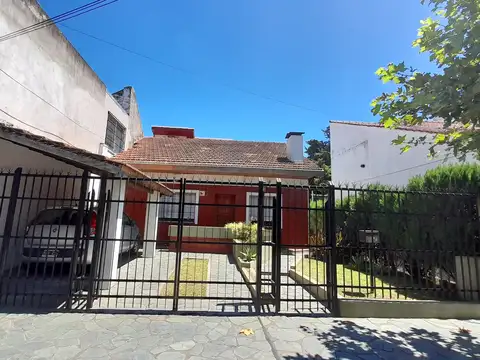 En Venta  Chalet 5 Amb. Y Quincho Sobre Lote De 10 X 46 Mtros.