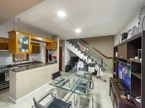 Casa de 2 dormitorios, cocheras y gran jardín