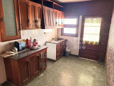 Casa 6 ambientes con 2 baños