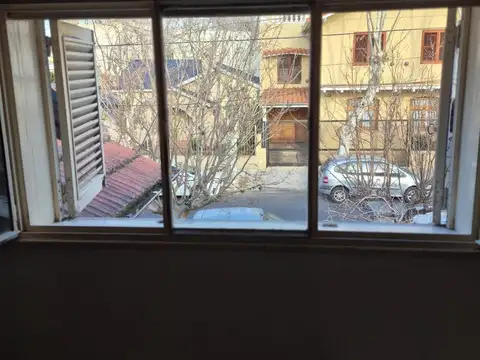 CASA EN VENTA, BERNAL 6 AMBIENTES, 320 METROS TOTALES