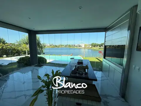 Casa en Alquiler con 2 cocheras