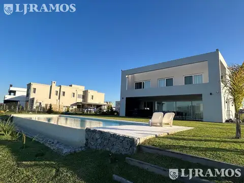 Casa 5 ambientes con 5 baños
