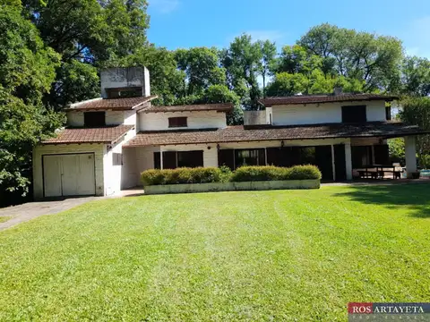 Quinta con dos casas en venta de 1880m2 ubicada en Robles del Monarca