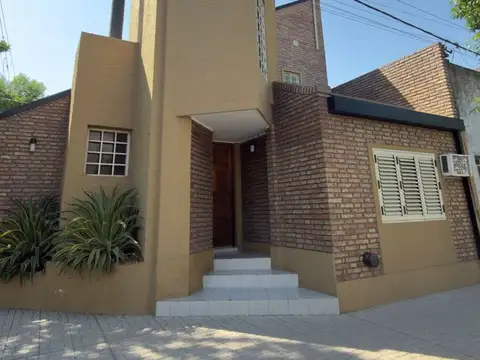 VENTA CASA DE 3 DORM. - BARRIO NORTE.-