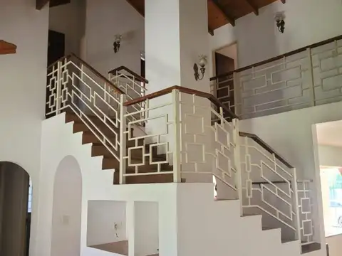 Casa en Alquiler con 4 cocheras