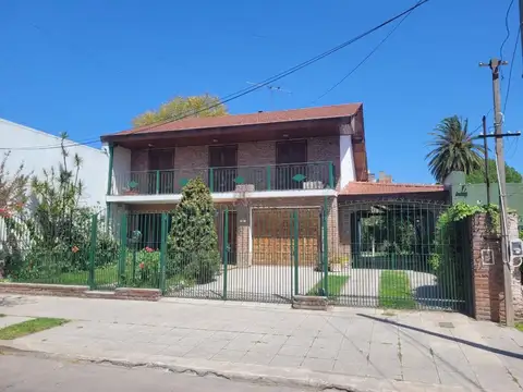 CHALET 2 PLANTAS CON PILETA, EN CORAZON DE MUÑIZ