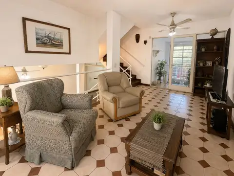Casa 6 ambientes con 2 baños