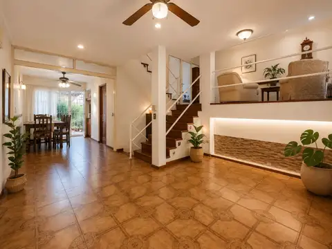 CASA EN VENTA DE TRES DORMITORIOS - LA PLATA