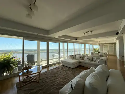 Departamento de tres dormitorios, cochera y balcón corrido con vista al Río en Centro, Rosario