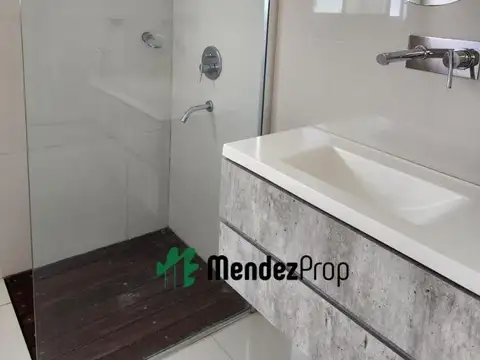 Casa en Alquiler con 3 cocheras