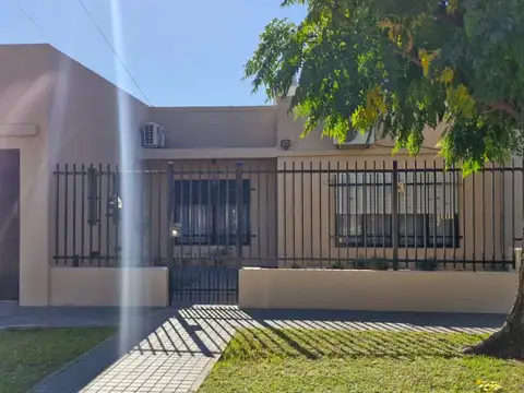 Venta de Casa 3 Amb con garage 2 autos en El Palomar, Morón