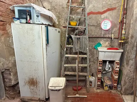 Local  con gas ideal gastronomia, 35 m2 aprox + habitacion 11 m2, patio y baño