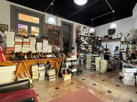 Local  CON GAS Ideal gastronomia, 35 m2 aprox + Habitacion 11 m2, Patio y Baño
