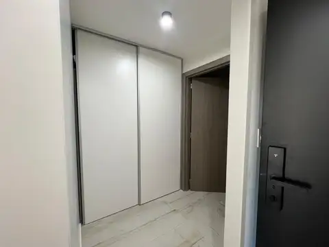 Monoambiente al contrafrente con balcón y parrilla