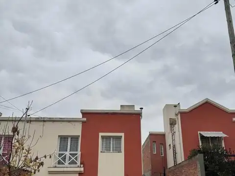 Exc duplex 2 dorm jardín vta en B° El Huaico