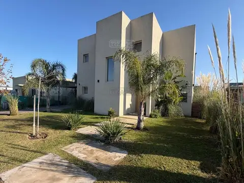 Casa 6 ambientes con 3 baños