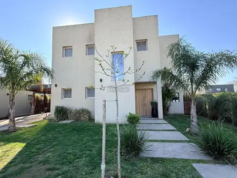Casa en Venta en Pilar del Este - Santa Lucia, USD 229.000