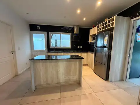 Casa en Venta con 3 cocheras