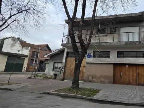 220 M2 CASA LOTE PROPIO CON LOCAL EN PLANTA BAJA Y COCHERA, VARIOS US0S BARRACAS