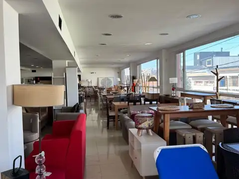 Edificio comercial en alquiler, esquina estratégica