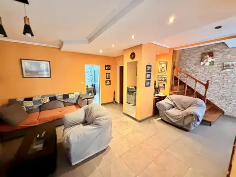 VENTA CASA 4 AMBIENTES CON PATIO Y PARRILLERO EN GERLI OESTE