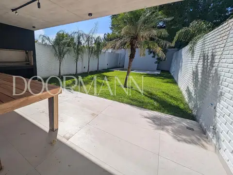 Casa en venta tipo triplex 5 ambientes pileta jardín Beccar