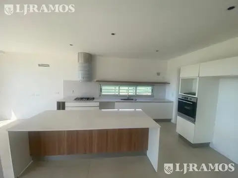 Casa 6 ambientes con 5 baños