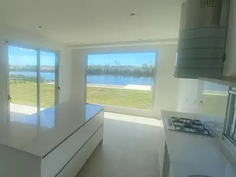 Casa en Venta con 4 cocheras