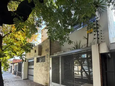 *Excelente casa de 5 ambientes sobre lote de 8,66 metros de frente x 47 metros de fondo.