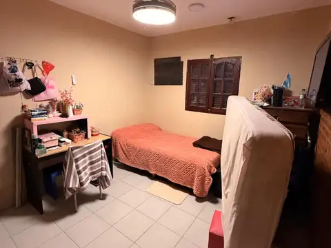 Casa para renta + DOS monoambiente en venta. Barrio Golf.