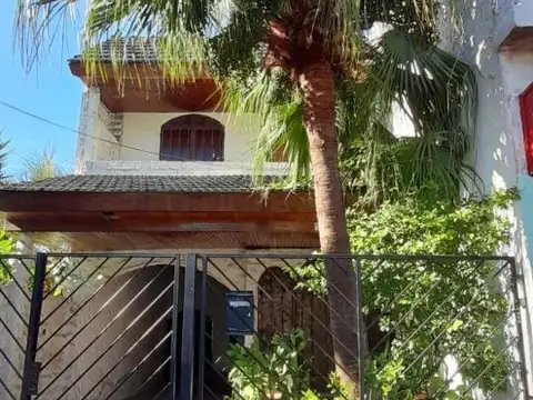 Casa en venta - 3 Dormitorios 3 Baños 2 Cocheras - 353Mts2 - Lomas de Zamora