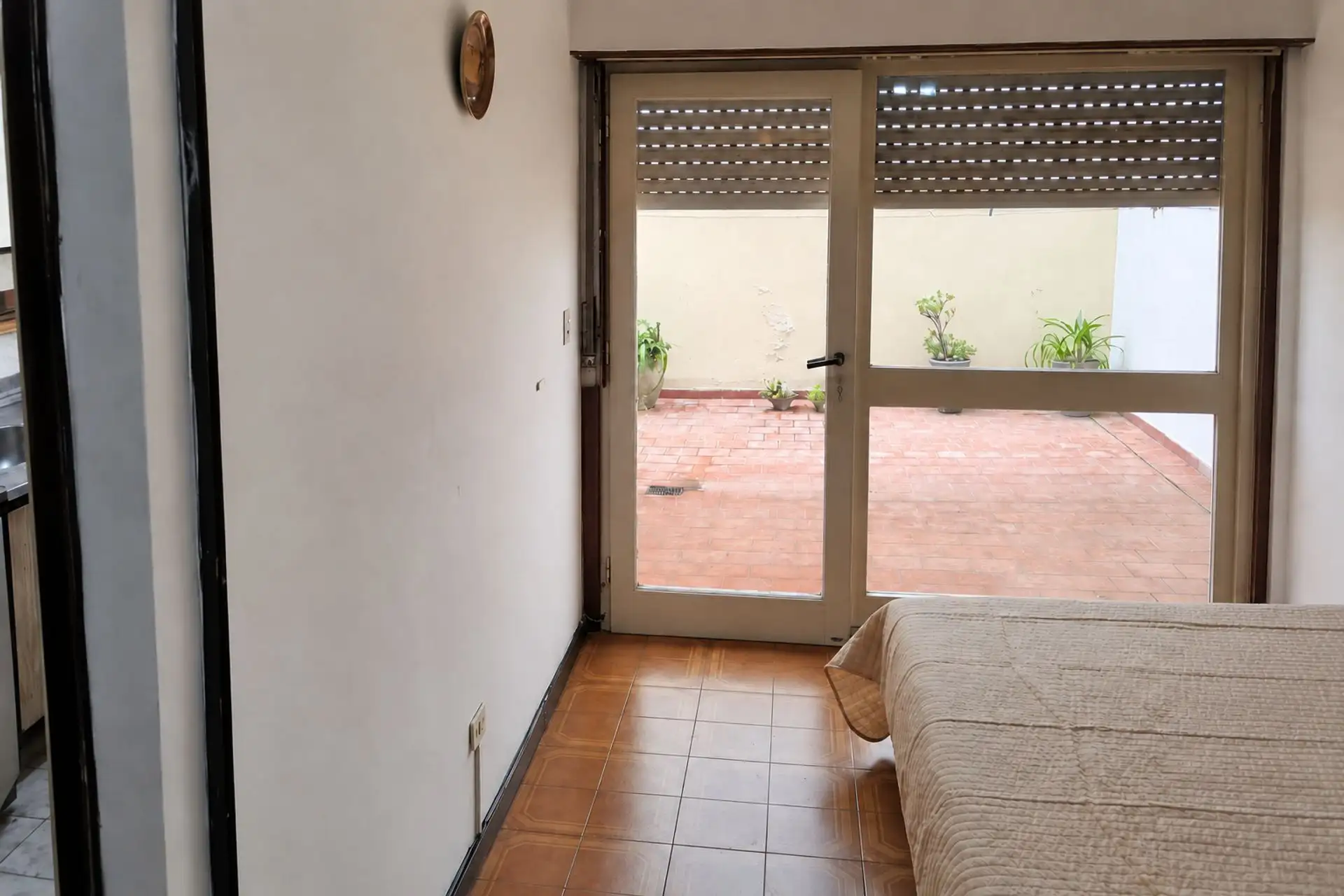 Venta departamento monoambiente con patio