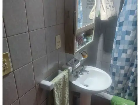 Casa 7 ambientes con 2 baños