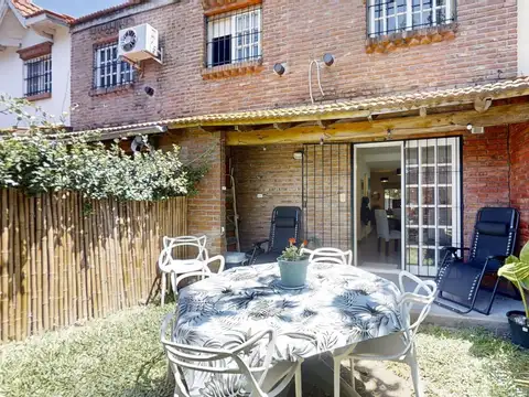 Duplex en venta en Beccar 4 ambientes baño y toilette jardín con parrilla entrada para auto.