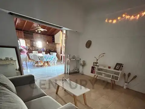 VENTA - CASA 5 AMBIENTES - TERRAZA Y BALCON -  COCHERA - LANUS