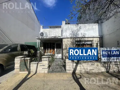 Casa en  al fte con taller /deposito y depto de 2 ambientes en planta alta